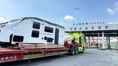 西江港口赤水港打通“廣西造”房車出海快車道