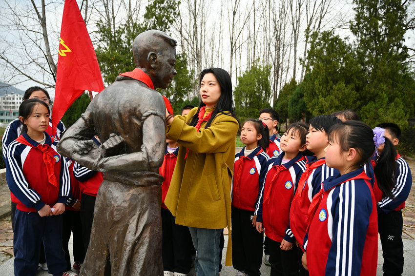 信陽市新縣:清明寄哀思 童心敬英烈