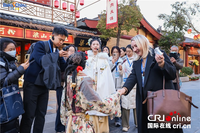 【2025打卡中國】千年汴梁“觸手可及” 外國網紅沉浸式體驗“國潮”河南