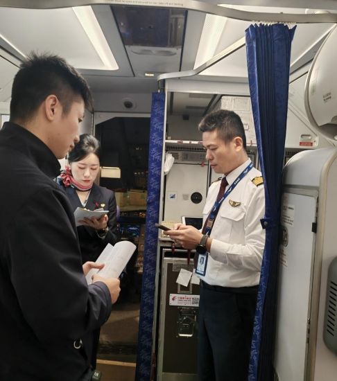 東航“馬機長”的馬年首飛