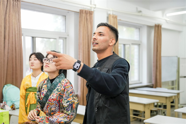 千年文脈躍動指尖,國際中文日打造沉浸式時空奇旅——記瀋陽師範大學漢語角協會開展“中文:穿越時空的禮物”主題活動 留學生_fororder_沈師8