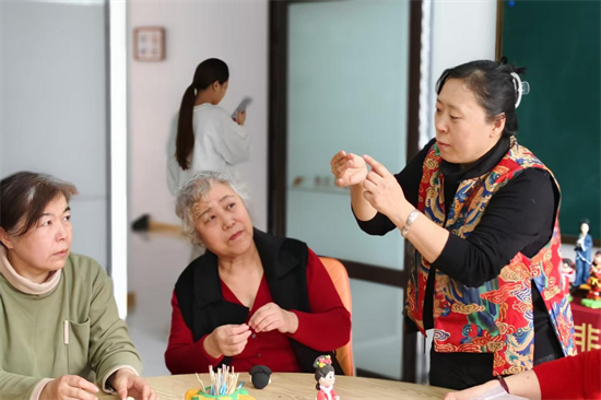 老舊社區變身“非遺樂園” 面塑、糖人讓鄰裡熟起來_fororder_馬靜社區4