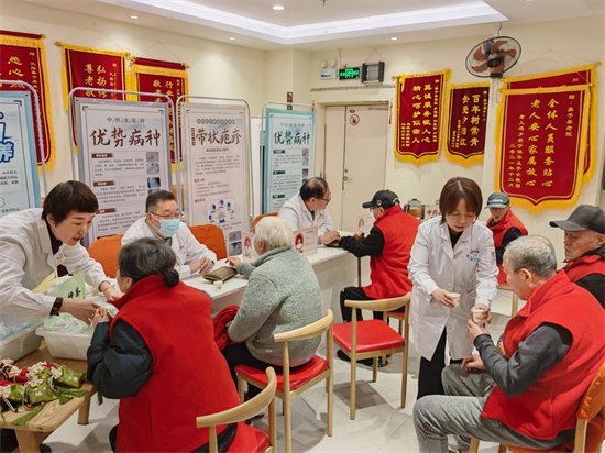 重陽溫暖送老人 瀋陽市沈河區政協委員赴養老院開展慰問與中醫藥健康服務活動_fororder_楊薇重陽3