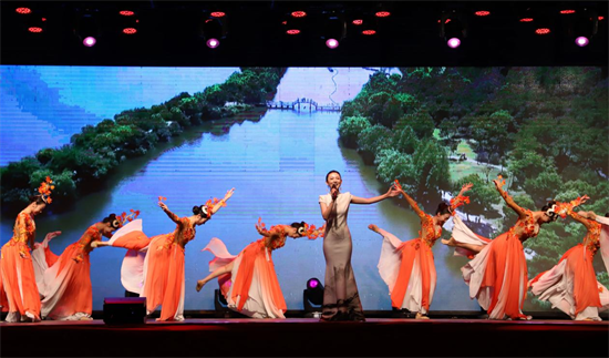 塔吊下搭舞臺!這場工地演出點燃建設者激情_fororder_圖片6