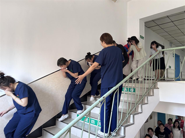 瀋陽市皇姑區衛健局開展應急演練 提升安全與衛生應急能力_fororder_馬靜演練1