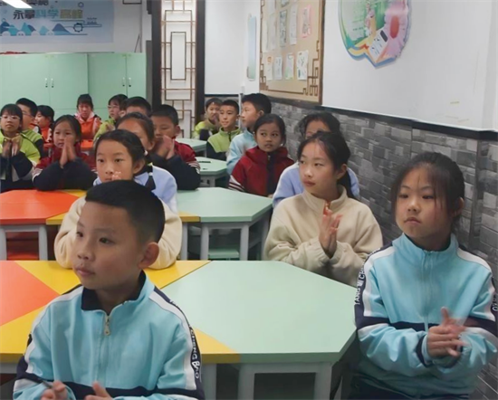 瀋陽杏壇小學中年部開展機器人技術科普進校園活動_fororder_教育機器人3