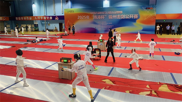 錦州舉辦擊劍公開賽 800余名“劍客”以劍會友_fororder_常擊劍1