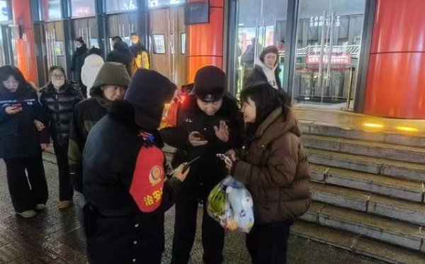 “冬日雪暖陽、警徽伴燈光” ——瀋陽市公安局沈河分局春節巡防之路_fororder_WechatIMG305