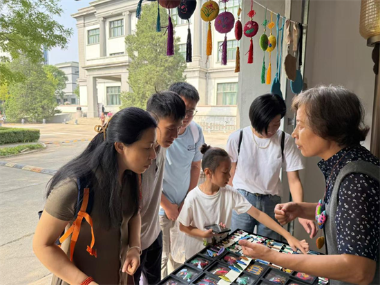 非遺玩出新花樣 方氏皮箱傳承基地亮相紅梅文創園_fororder_常紅梅3