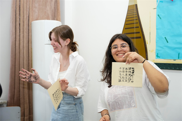 千年文脈躍動指尖,國際中文日打造沉浸式時空奇旅——記瀋陽師範大學漢語角協會開展“中文:穿越時空的禮物”主題活動 留學生_fororder_沈師6