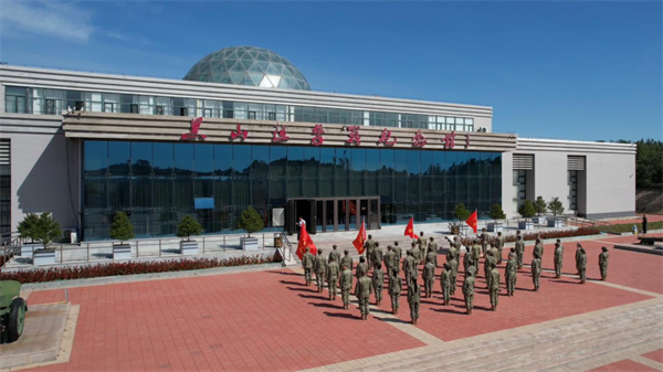 錦州軍地舉行烈士紀念日祭掃活動 深切緬懷革命先烈_fororder_錦州軍區4