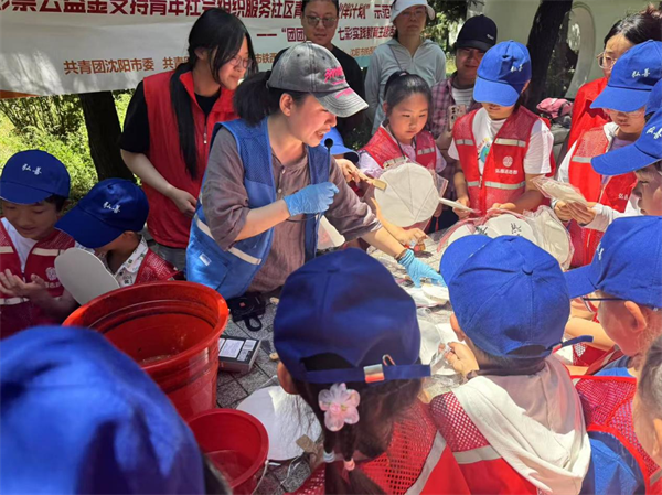 瀋陽開展共青團中央“夥伴計劃”示範項目——“建黨光輝耀七一，紅領巾綠藝繪家園” 志願服務活動_fororder_圖片4
