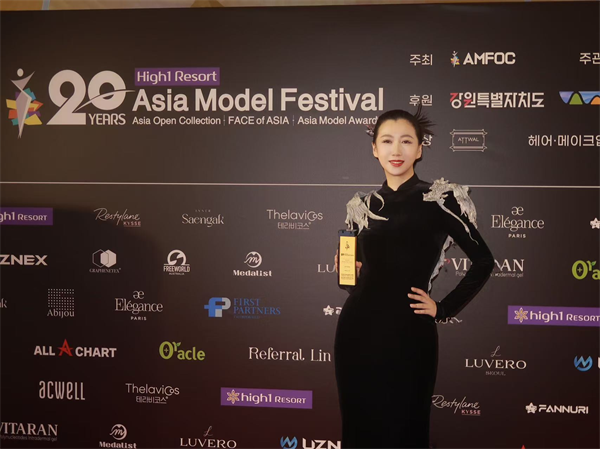 曲迪娜成首位榮獲亞洲模特盛典“明星模特”的中國模特_fororder_曲迪娜1