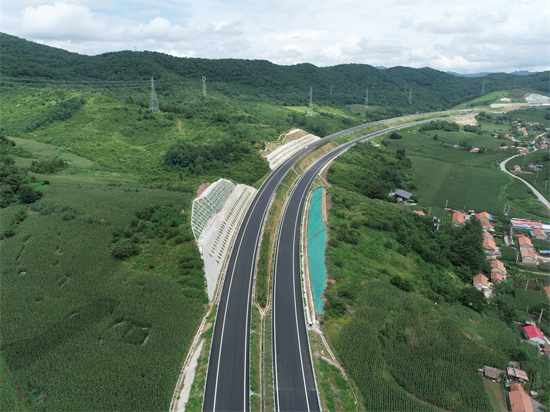 （圖）本桓高速勞動競賽戰鼓催徵 萬名建設者鏖戰攻堅_fororder_本桓高速二工區1