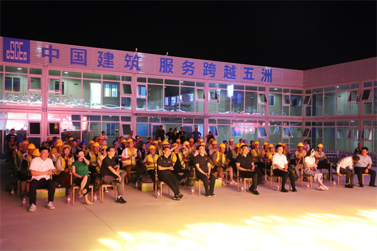 塔吊下搭舞臺!這場工地演出點燃建設者激情_fororder_圖片5