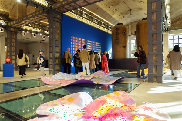 瀋陽鐵西紅梅文創園“何似人間”藝術展構築四重圖景_fororder_常紅梅1