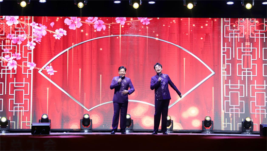 塔吊下搭舞臺!這場工地演出點燃建設者激情_fororder_圖片7