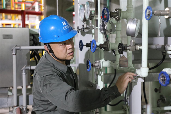 電廠“心臟”的守護者——記華能大連熱電廠電氣點檢長于航的匠人之路_fororder_馬靜熱電1