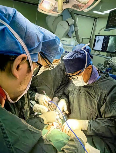 爭分奪秒“開窗” 醫大一院完成複雜主動脈夾層急診手術
