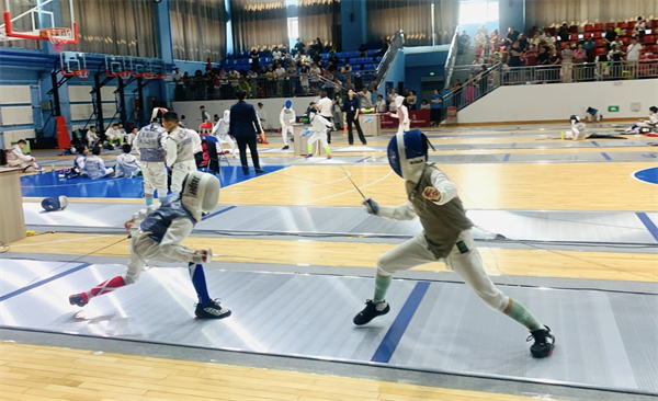 錦州舉辦擊劍公開賽 800余名“劍客”以劍會友_fororder_常擊劍2