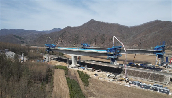 本桓高速控制性工程——八里甸子公鐵分離式立交主體澆築完成_fororder_五工區供圖3