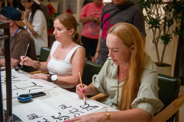 海外博主瀋陽行：稻浪裏的生日歌 筆鋒間的“瀋陽”情_fororder_瀋陽行第三天9