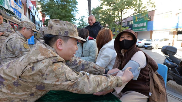 重陽義診暖人心——遼寧省軍區錦州幹休所開展重陽節敬老義診活動_fororder_張琪軍區1