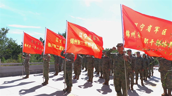 錦州軍地舉行烈士紀念日祭掃活動 深切緬懷革命先烈_fororder_錦州軍區3