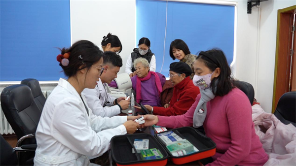 重陽義診暖人心——遼寧省軍區錦州幹休所開展重陽節敬老義診活動_fororder_張琪軍區6