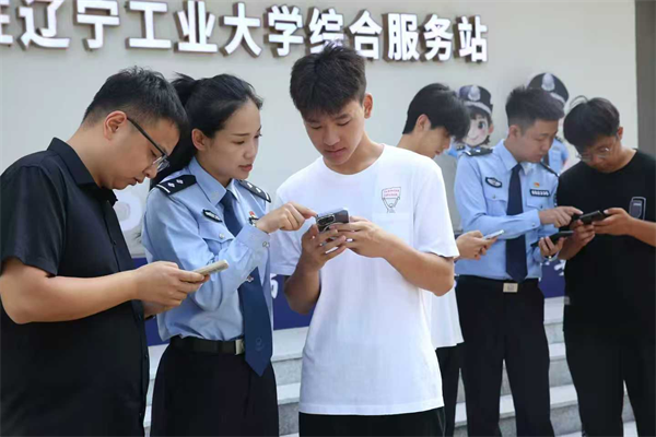 遼寧公安開展“政務服務進高校——開學季專場活動”_fororder_公安開學季3