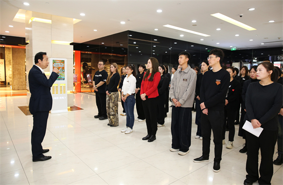 方大集團中興商業開展服務技能培訓_fororder_圖説:運營部客服中心主管謝清(左一)為員工開展服務技能培訓 攝影:陳強