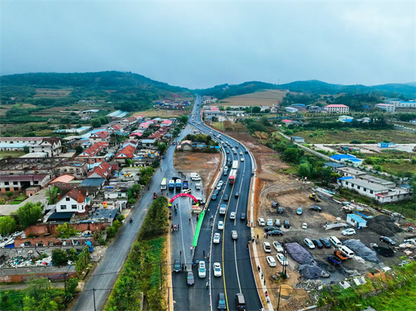 圖説·普蘭店|破解“心頭難”暢通“發展路” 大連普蘭店區民生答卷擦亮幸福底色_fororder_海皮路繞線工程通車