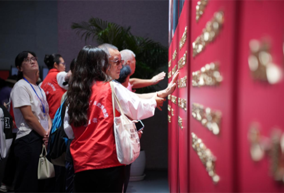 用耳傾聽 以手觸摸 88位視障人士走進瀋陽“九·一八”歷史博物館_fororder_黃非盲人2