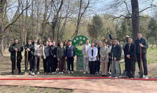 打造生態綠城 在鞍外國留學生參加義務植樹活動_fororder_鞍山植樹