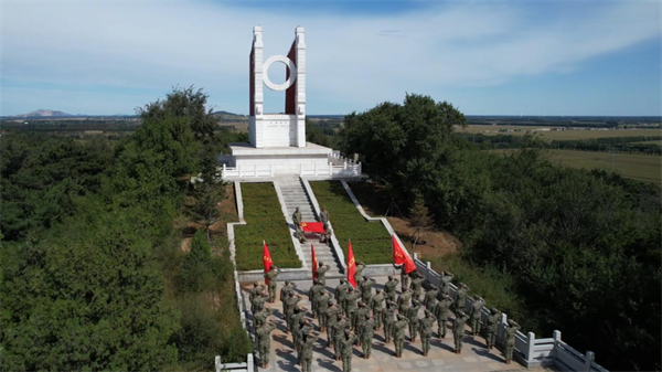 錦州軍地舉行烈士紀念日祭掃活動 深切緬懷革命先烈_fororder_錦州軍區2