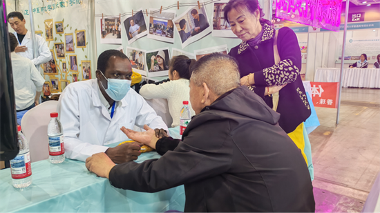 （待核實）遼寧中醫藥大學第二屆中醫藥文化夜市（膏方節）再度火出圈兒 國際教育學院學生參與其中深受歡迎_fororder_楊薇中國醫藥大學3