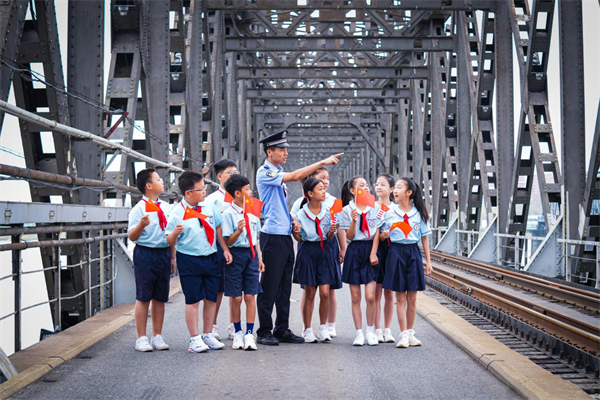 丹東：移民管理警察化身“歷史老師”_fororder_王江寧移民警察