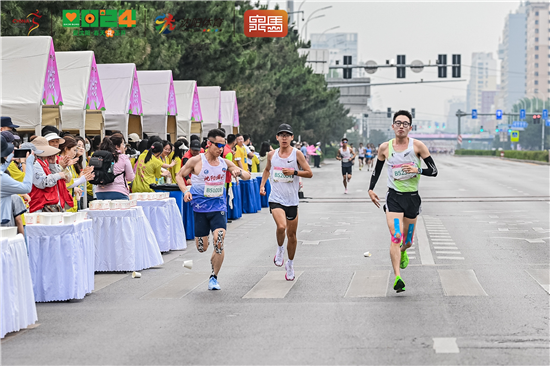 2025 “皇馬”半馬熱力開跑 萬餘名跑者用腳步丈量歷史與未來_fororder_圖片6