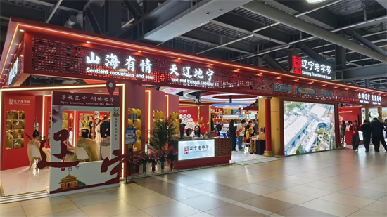 進博首日忙“買”“賣” 遼寧企業陸續簽約交易_fororder_進博會簽約1