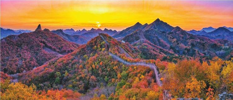 長城綿延鋪錦繡