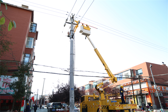 鐵嶺供電公司37分鐘帶電搶修 守護千家溫暖度冬_fororder_鐵嶺電力圖