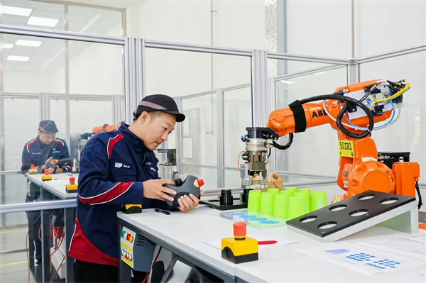 一線員工貢獻巧思 華晨寶馬瀋陽生産基地創新工作室再添一項國家專利_fororder_寶馬6