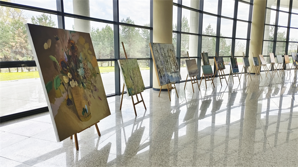 國際青年美育教育成果展在瀋陽城市學院啟幕 探索跨文化美育創新實踐_fororder_黃非友協5