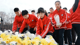 瀋陽市于洪區東北英才學校舉行抗美援朝烈士陵園祭掃活動