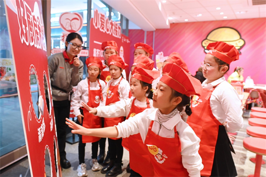 百勝中國“捐一元·村校廚房煥新” 瀋陽萌娃“愛心傳遞官”接續公益力量_fororder_百勝2