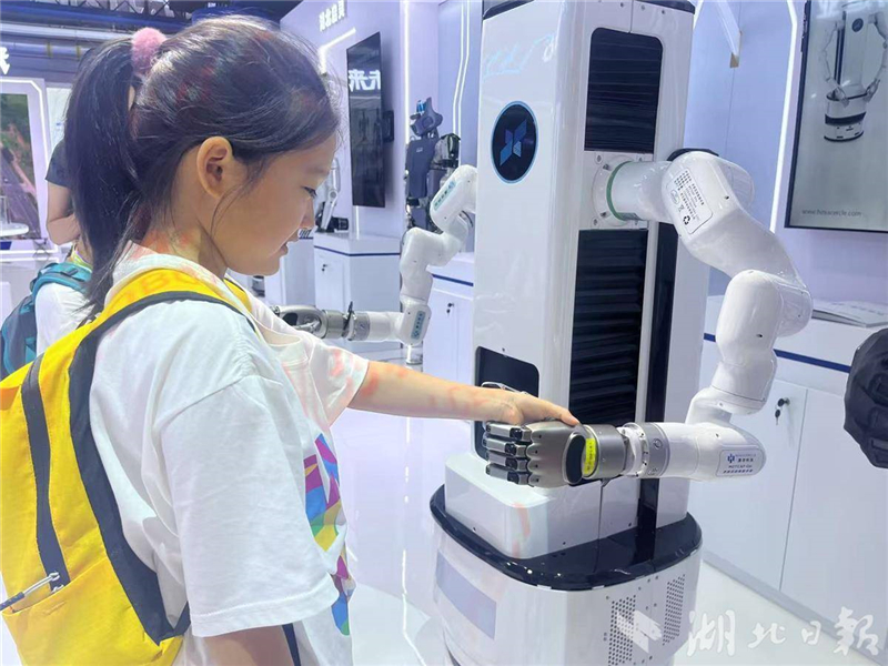 湖北人形機器人創新中心攜企業亮相世界級展會_fororder_c9d810b1133243be9ad331aef70133d9