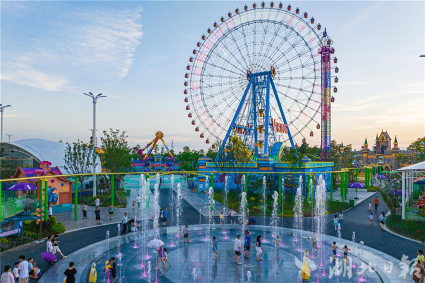 武漢摩天輪勾勒最美城市天際線_fororder_d31a22f9a0fa48fa8bc7dc7884df6325