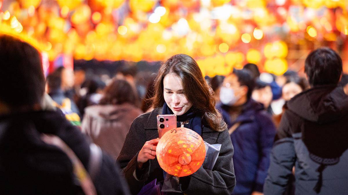 湖北省博物館“鐘鳴楚天元宵夜”燈會人氣火爆