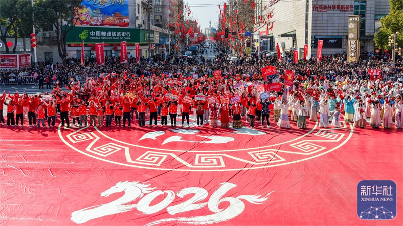 湖北荊州：民俗巡遊年味濃_fororder_51e7fabe25bd4c13aaba9e0a82895cfb