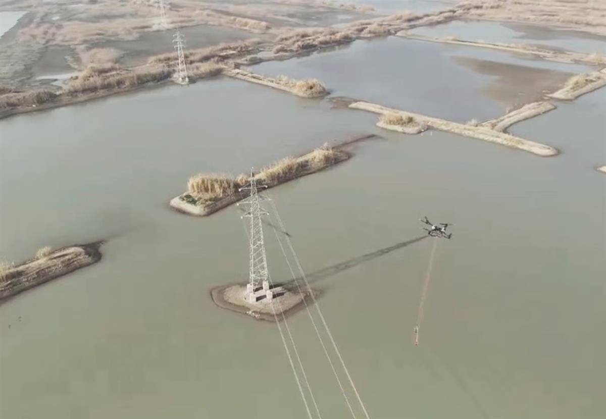 僅需20分鐘 無人機跨湖帶電安裝配電線路間隔棒